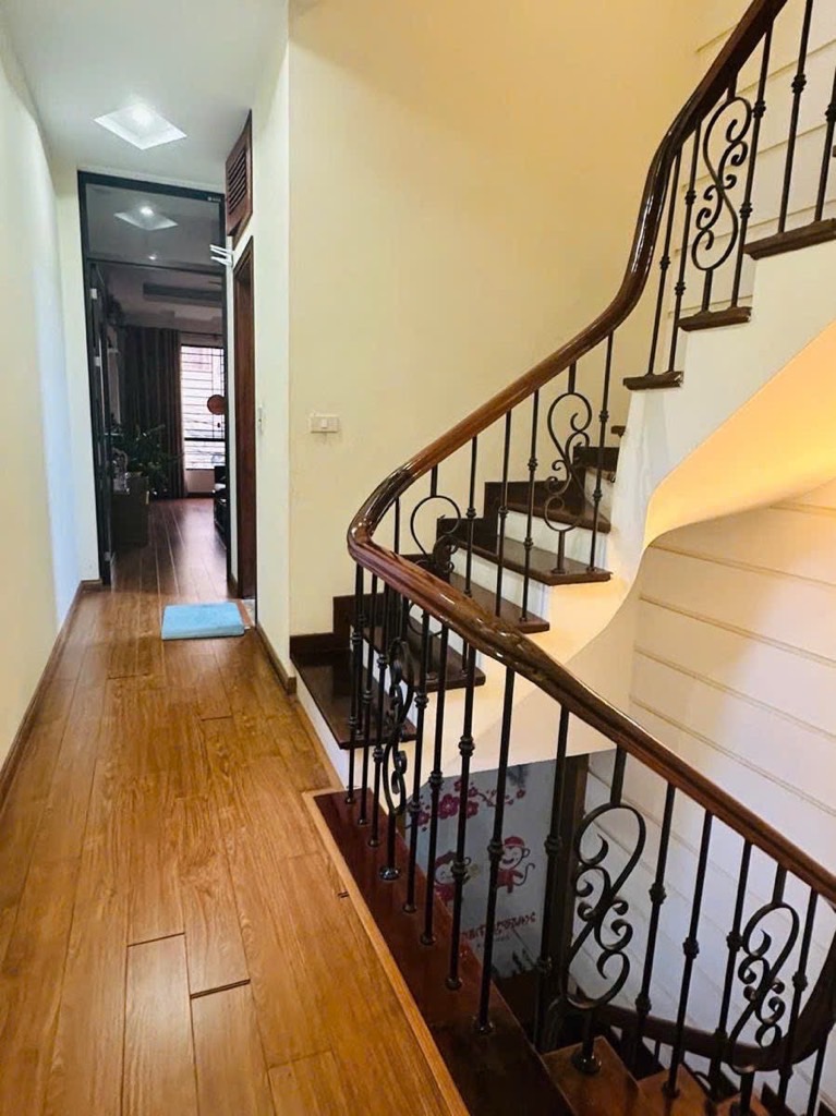 Bán nhà Đê La Thành - diện tích 53m2 5 tầng - Gara ô tô, nhà đẹp - giá 19,5 tỷ