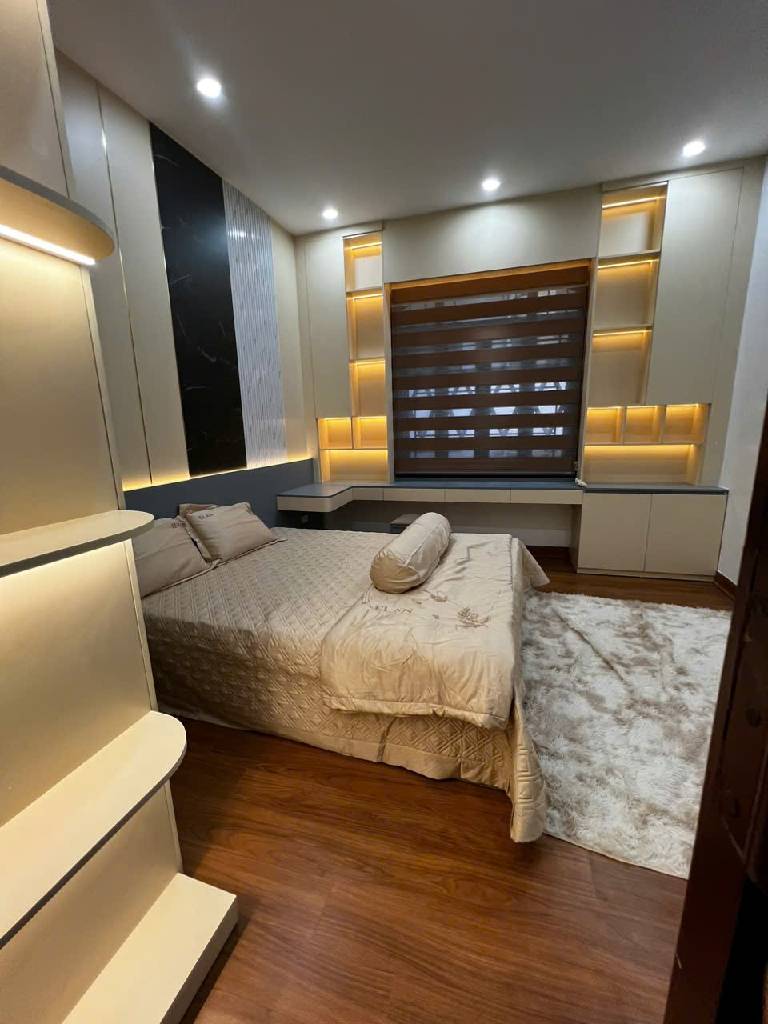 Bán nhà phố 250 Tân Mai - 22m2 5 tầng - lô góc , gần ô tô - giá 6,3 tỷ