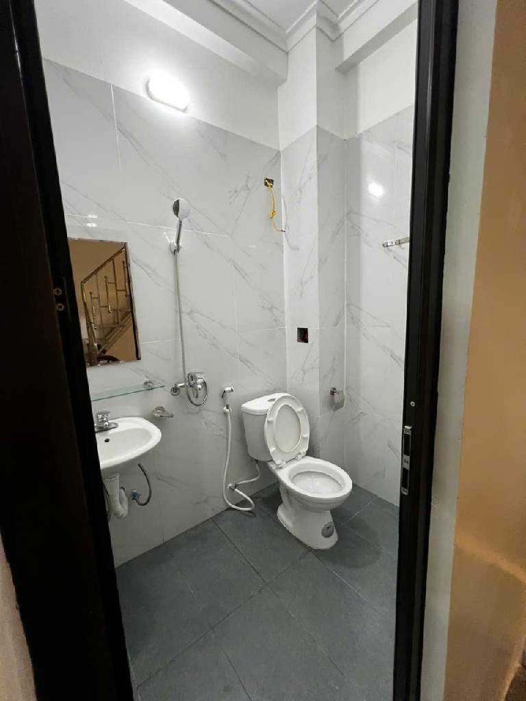 Bán nhà phố 250 Tân Mai - 22m2 5 tầng - lô góc , gần ô tô - giá 6,3 tỷ