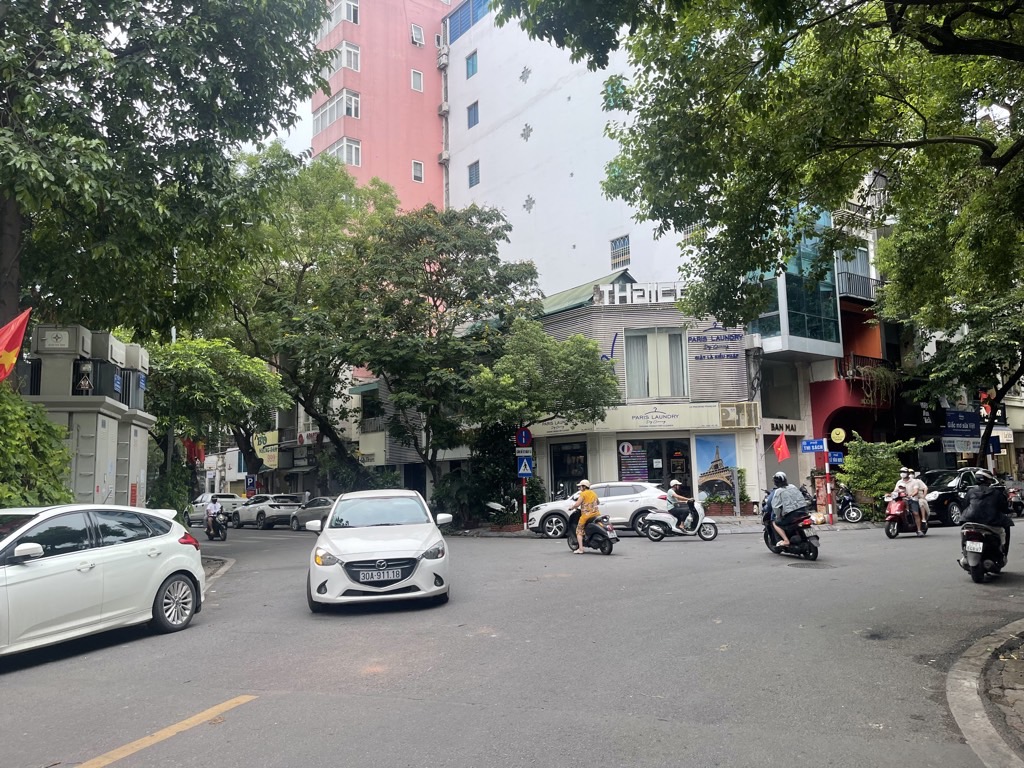 Bán nhà Lê Văn Hưu - diện tích 24m2 2 tầng - Ô tô tránh - giá 12 tỷ