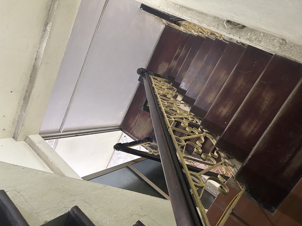 Bán nhà Nguyễn Trãi - diện tích 45m2 4 tầng - Mặt đường vỉa hè ô tô tránh - giá 14 tỷ