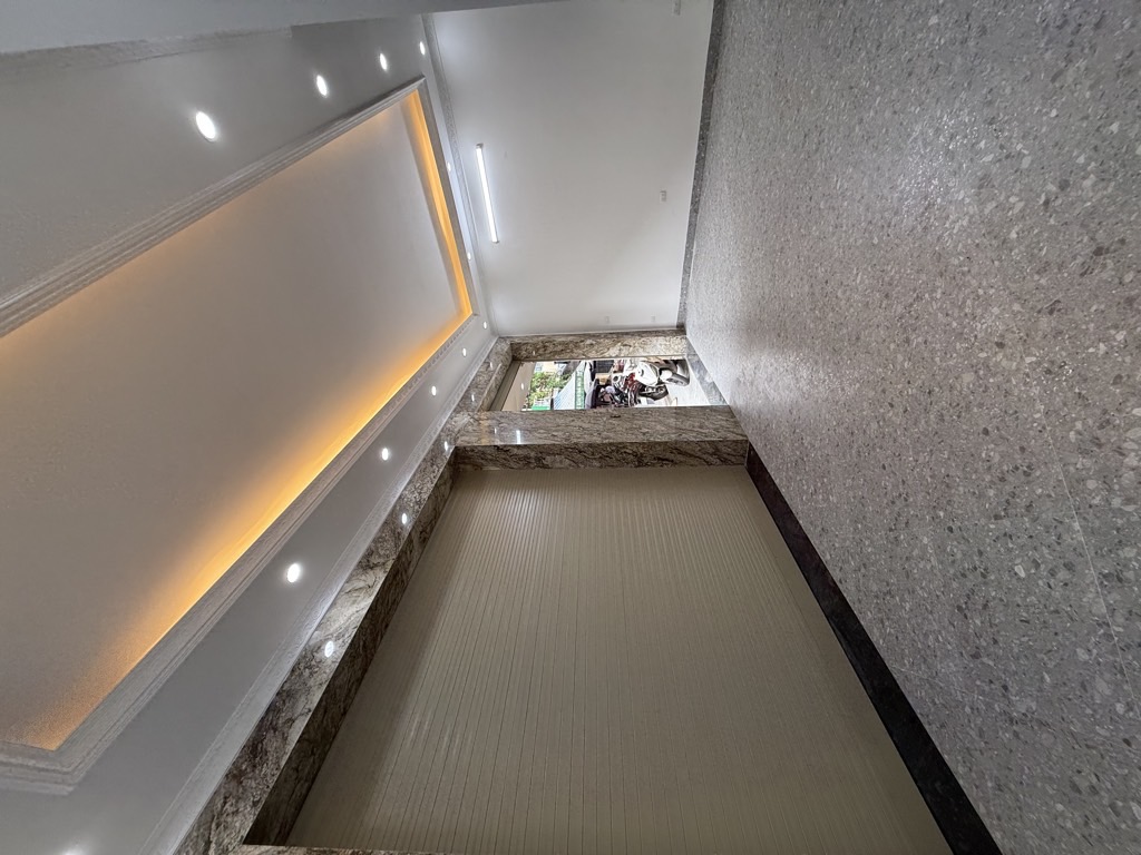 Bán nhà Hoàng Mai - diện tích 39m2 5 tầng - Ô TÔ - giá 17 tỷ