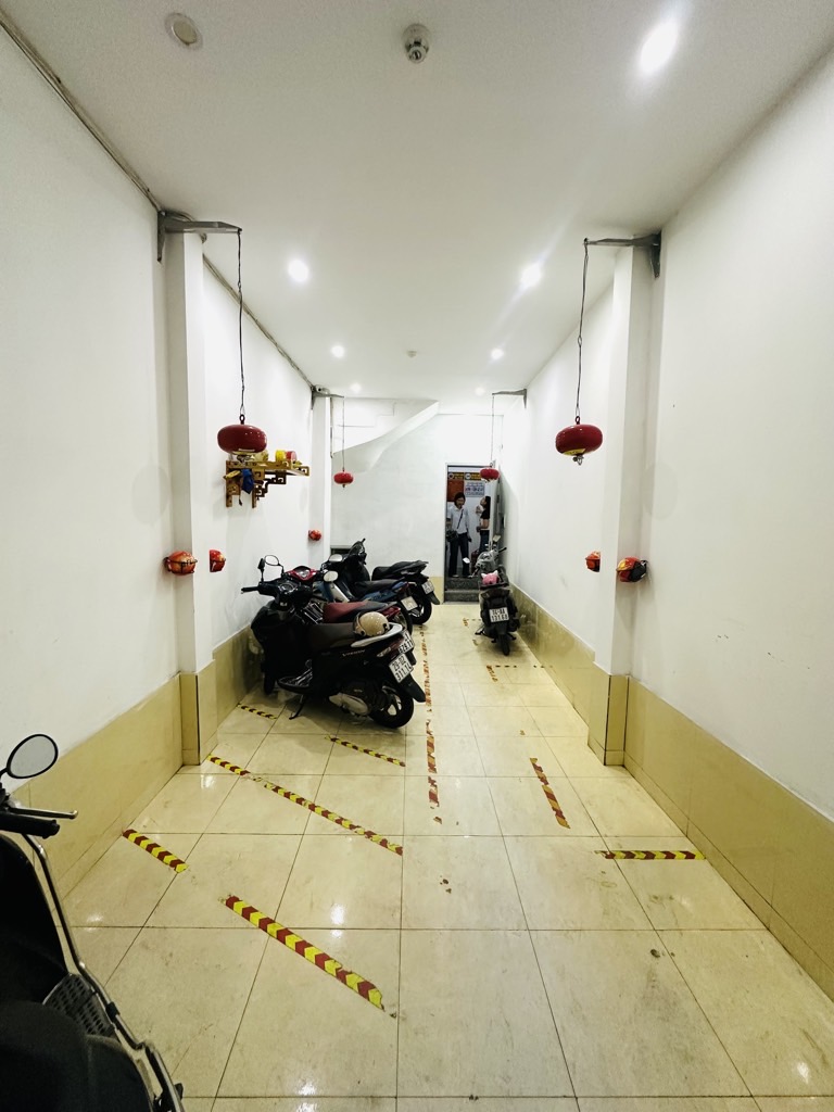 Bán nhà Nguyễn Văn Trỗi - diện tích 55.3m2 5 tầng - Ô tô dừng đỗ cách nhà ba bước chân - giá 15,8 tỷ