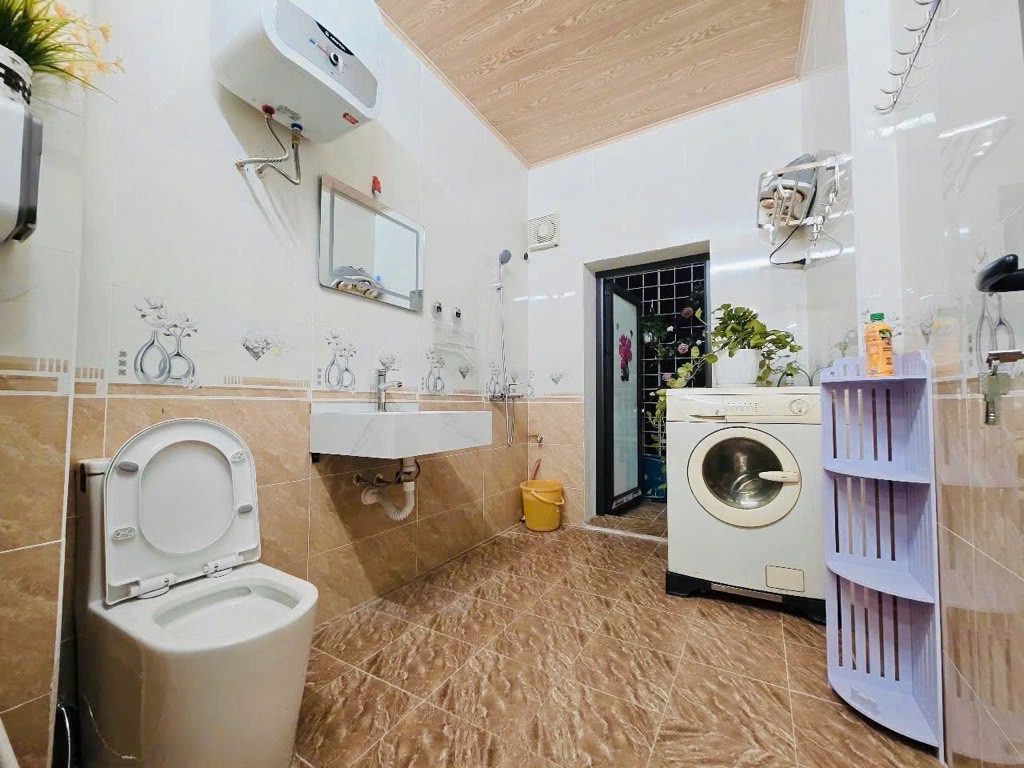 Bán TT A6 Lạc Trung - 75m2 - gần phố , đầy đủ đồ, ô tô đỗ cửa - giá 4,3 tỷ