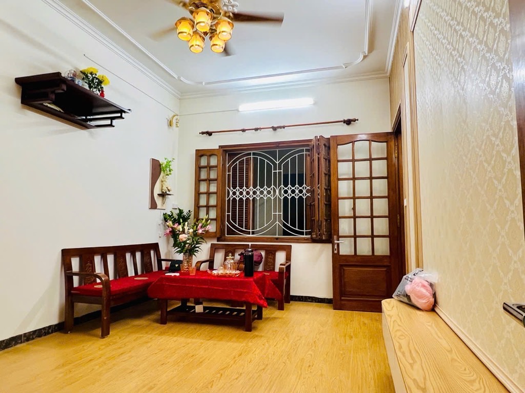 Bán TT A6 Lạc Trung - 75m2 - gần phố , đầy đủ đồ, ô tô đỗ cửa - giá 4,3 tỷ