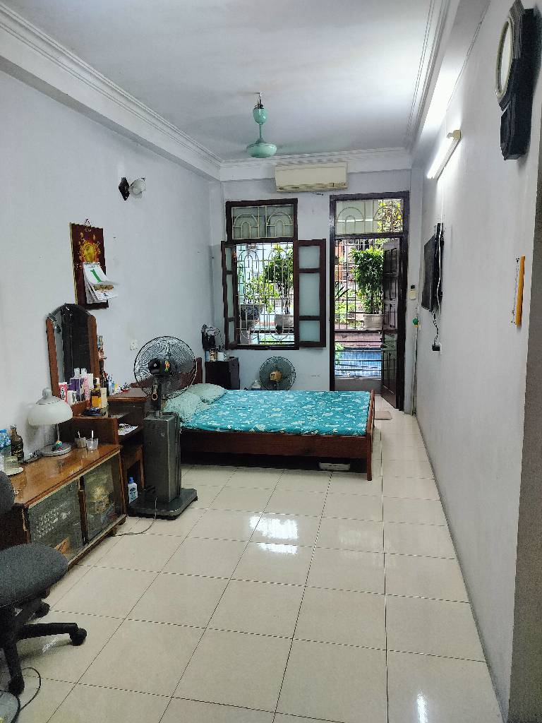 Bán nhà Đê La Thành nhỏ - diện tích 31,7m2 4 tầng - Mặt phố sầm uất - giá 11,5 tỷ