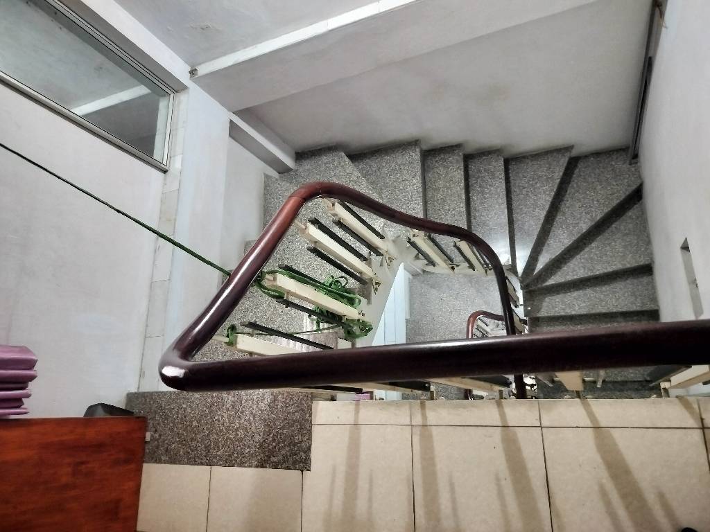 Bán nhà Đê La Thành nhỏ - diện tích 31,7m2 4 tầng - Mặt phố sầm uất - giá 11,5 tỷ