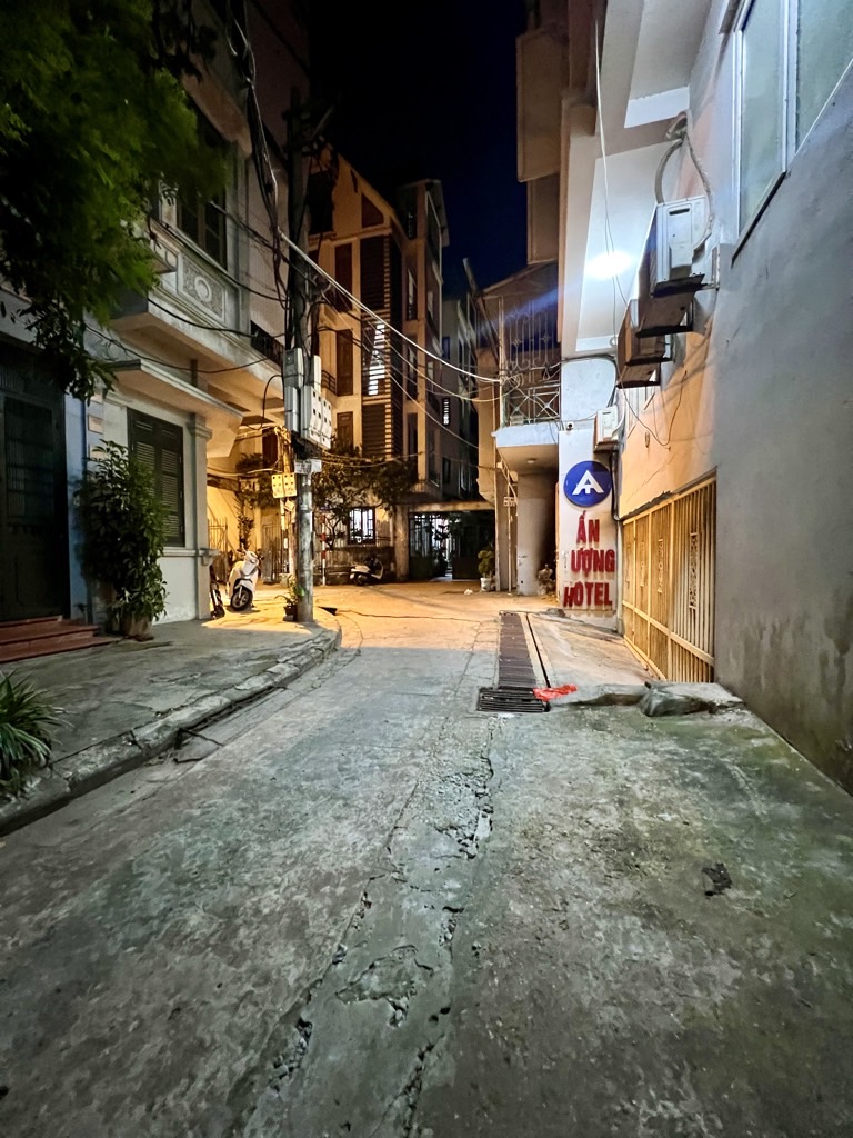 Bán nhà Tây Kết - diện tích 48.8m2 3 tầng - ô tô - giá 15,5 tỷ