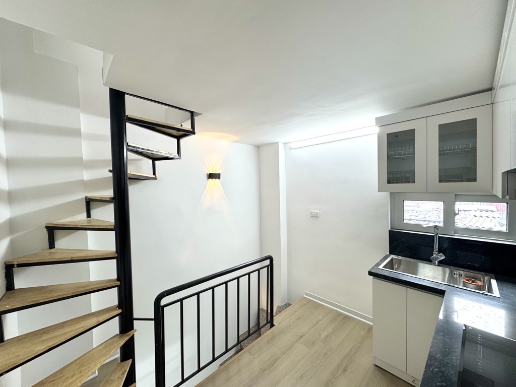 Bán nhà Đường Ven Hồ Ba Mẫu - diện tích 9m2 5 tầng - Ô tô đỗ cách nhà 5 mét - giá 1,99 tỷ