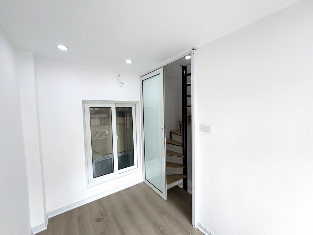 Bán nhà Đường Ven Hồ Ba Mẫu - diện tích 9m2 5 tầng - Ô tô đỗ cách nhà 5 mét - giá 1,99 tỷ