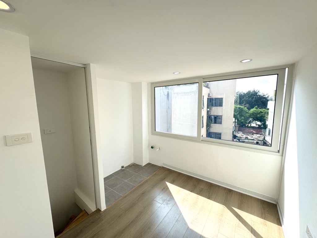 Bán nhà Đường Ven Hồ Ba Mẫu - diện tích 9m2 5 tầng - Ô tô đỗ cách nhà 5 mét - giá 1,99 tỷ