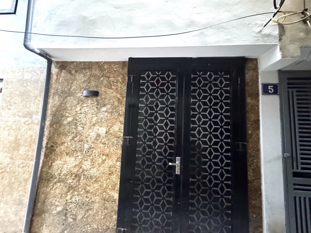 Bán nhà Đường Ven Hồ Ba Mẫu - diện tích 9m2 5 tầng - Ô tô đỗ cách nhà 5 mét - giá 1,99 tỷ