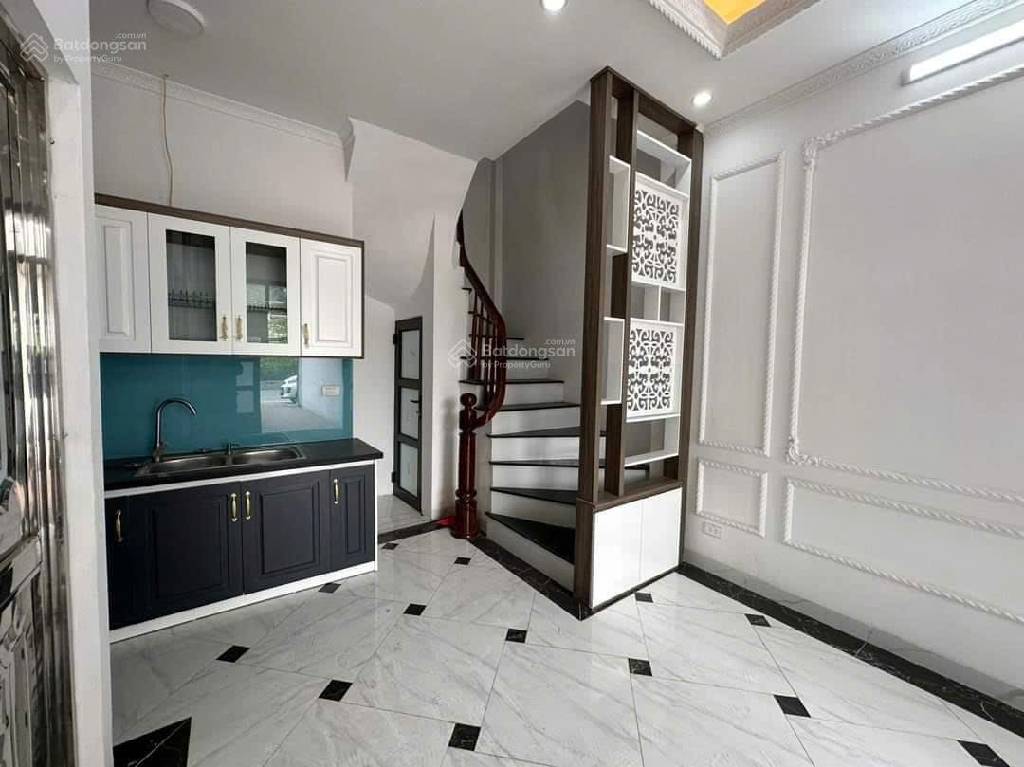 Bán nhà Nguyễn Khoái - diện tích 30m2 5 tầng - ô tô đỗ cửa - giá 6,35 tỷ