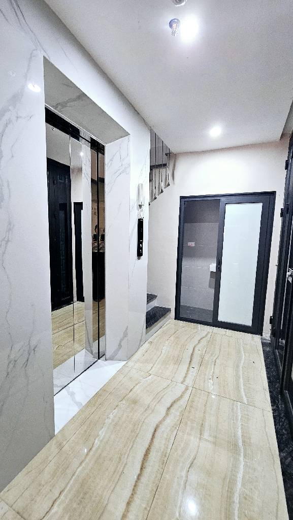 Bán nhà Tạ Quang Bửu - 34m2 7 tầng - lô góc, ô tô tránh, thang máy nhập - giá 18,9 tỷ