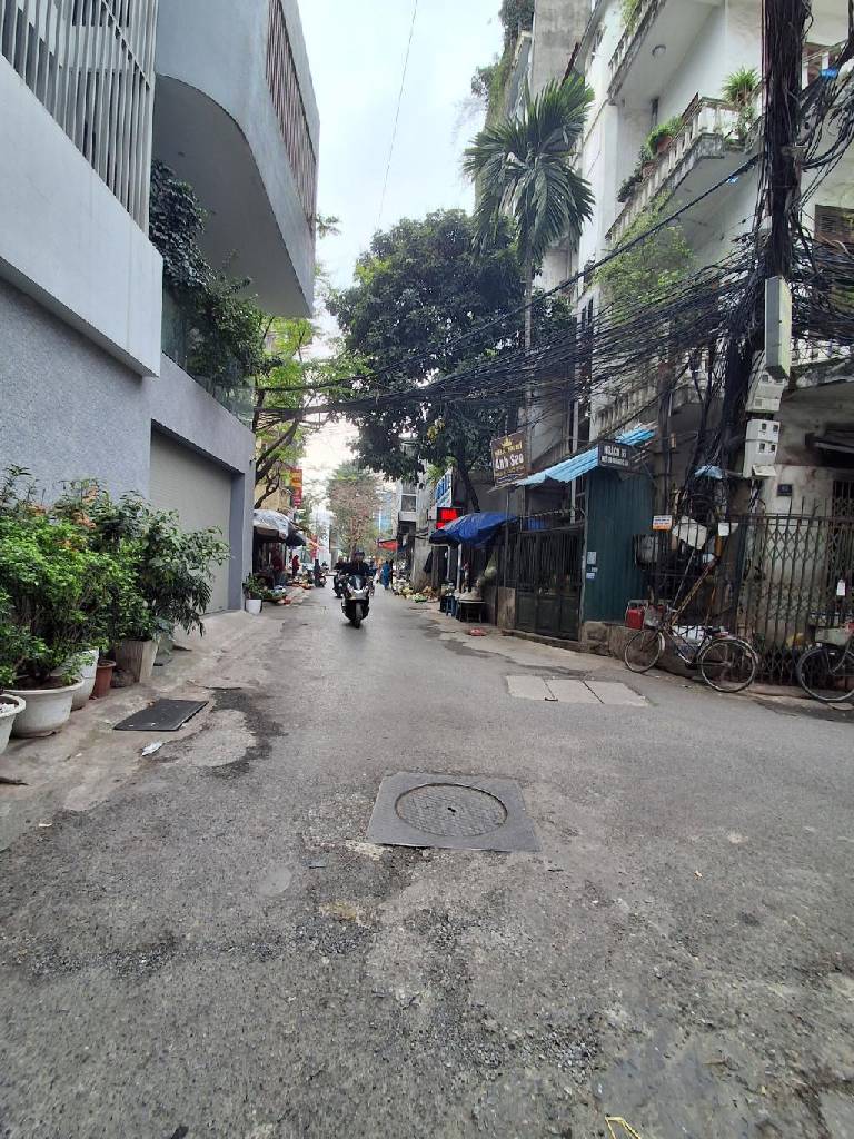 Bán nhà Hoàng Cầu - 49m2 4 tầng - ô tô tránh, nở hậu, sát công viên - giá 14,5 tỷ