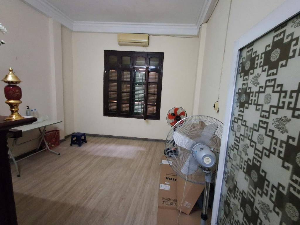 Bán nhà Hoàng Cầu - 49m2 4 tầng - ô tô tránh, nở hậu, sát công viên - giá 14,5 tỷ