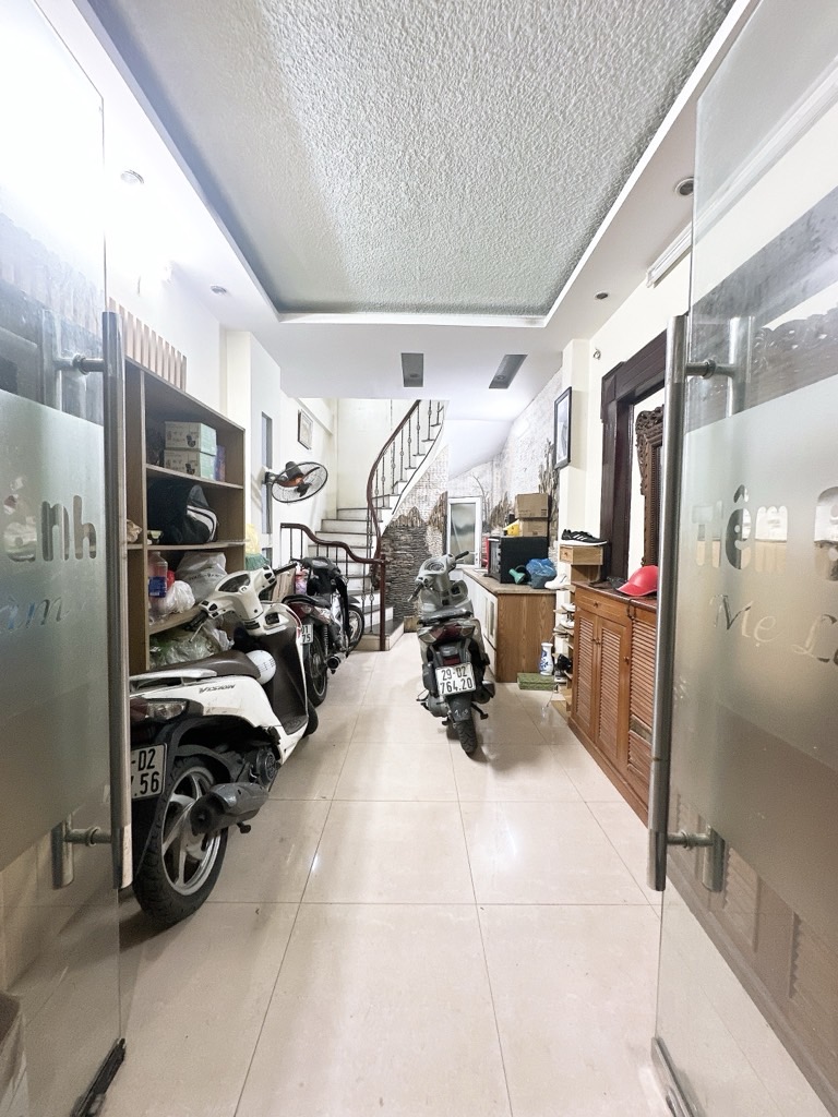 Bán nhà Nguyễn Khoái - diện tích 22,6m2 6 tầng - Ô TÔ 20 MÉT - giá 3,7 tỷ