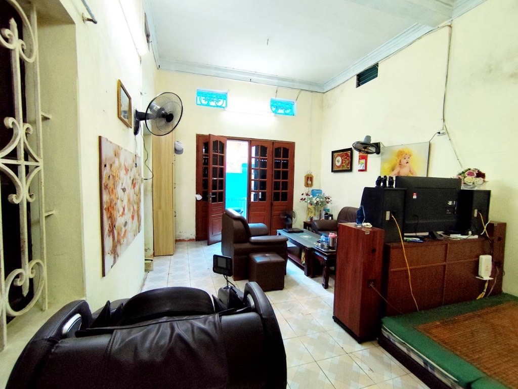 Bán nhà Tân Mai - diện tích 70m2 2 tầng - gần ô tô tránh - giá 9,5 tỷ