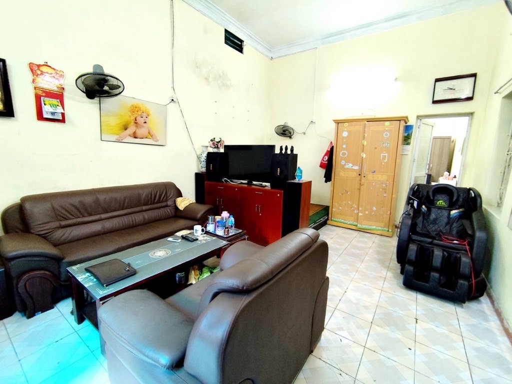 Bán nhà Tân Mai - diện tích 70m2 2 tầng - gần ô tô tránh - giá 9,5 tỷ