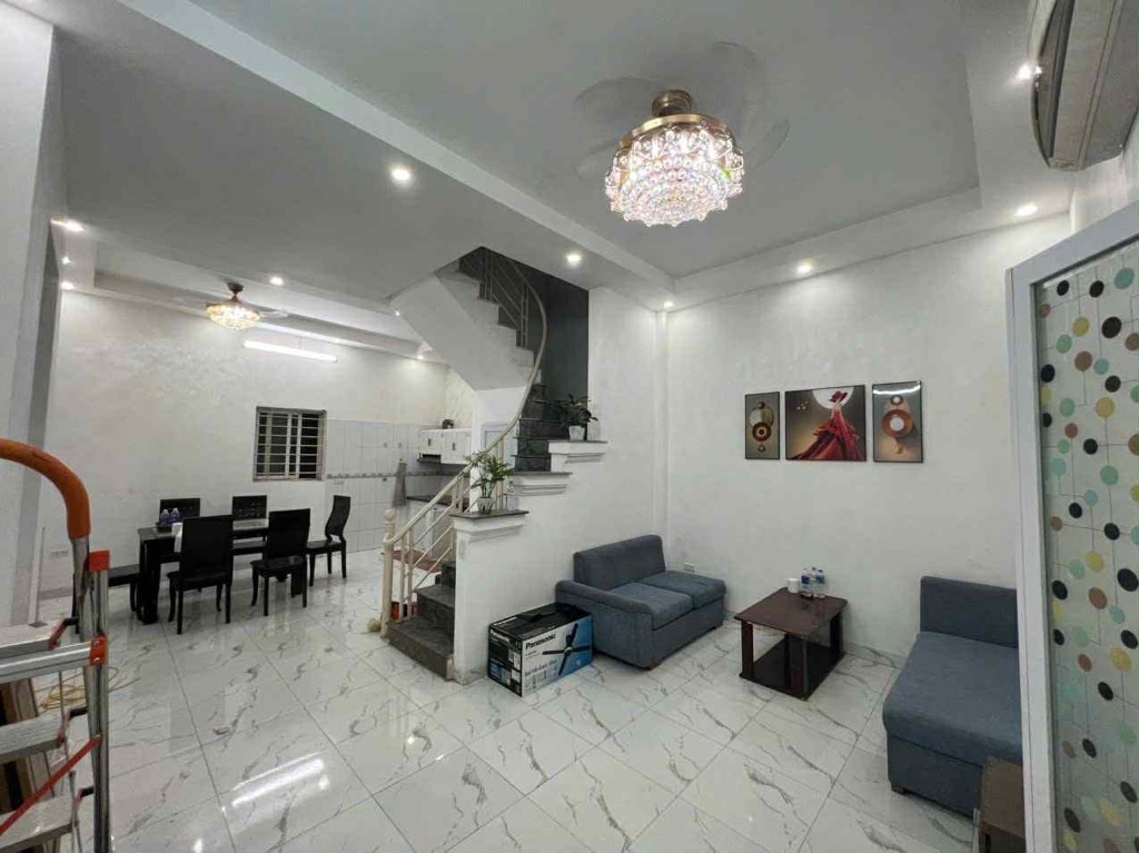 Bán nhà ngõ 105 Bạch Mai - 41m2 3 tầng - mặt tiền 5.4m, ngõ nông sát ô tô, kinh doanh sôi động - giá 9,7 tỷ