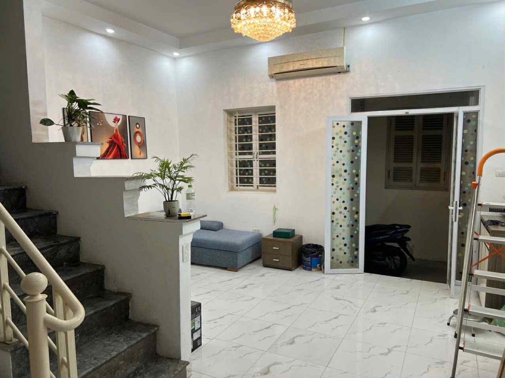 Bán nhà ngõ 105 Bạch Mai - 41m2 3 tầng - mặt tiền 5.4m, ngõ nông sát ô tô, kinh doanh sôi động - giá 9,7 tỷ