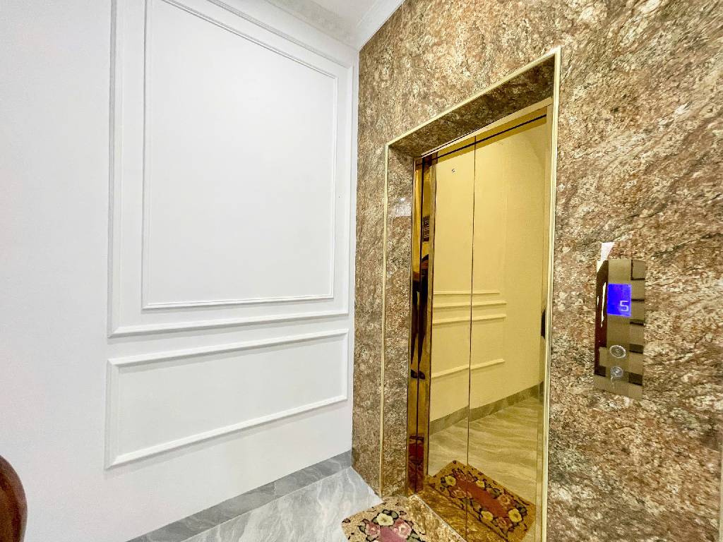 Bán nhà Pháo Đài Láng - diện tích 38m2 6 tầng - Lô góc - giá 11,9 tỷ