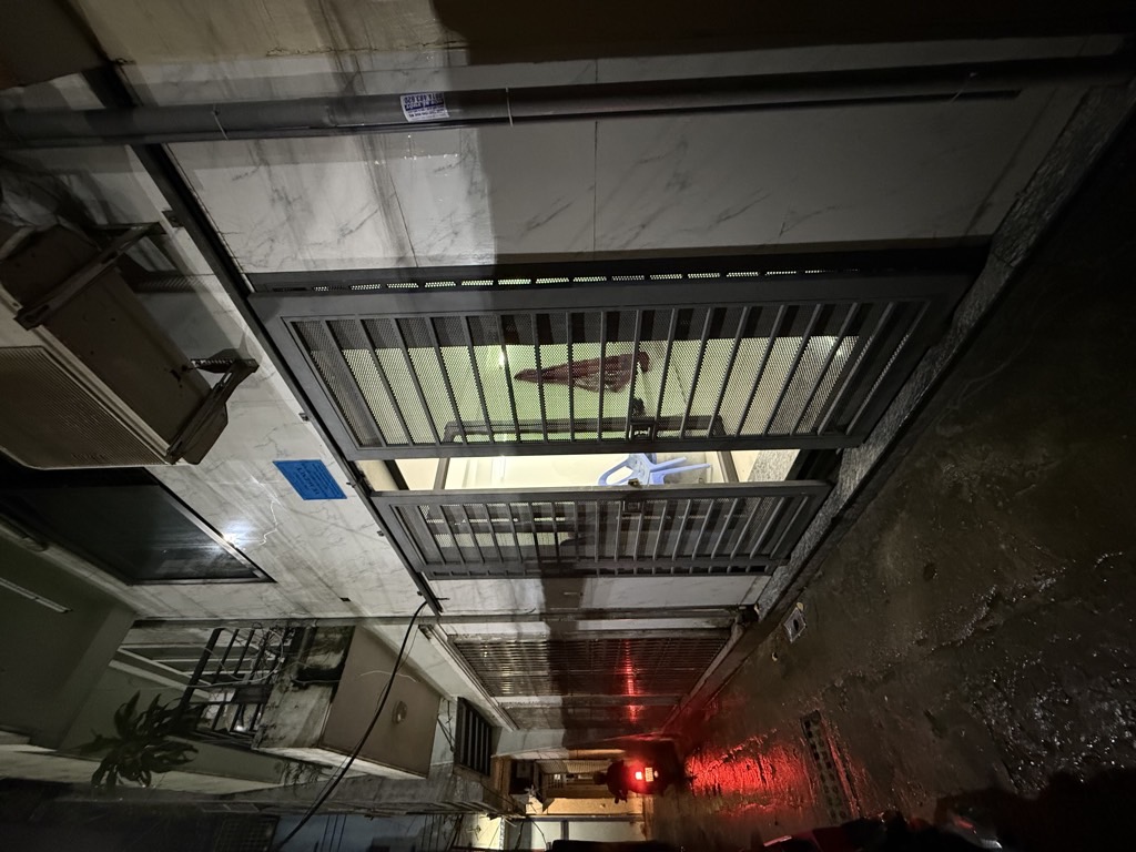 Bán nhà Nguyễn Trãi - diện tích 45,6m2 6 tầng - nhà dân xây chắc chắn - giá 14,8 tỷ