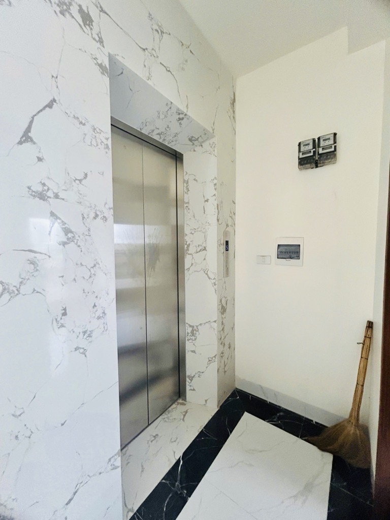 Bán nhà Minh Khai - 73m2 5 tầng - kinh doanh online, thang máy, full nội thất - giá 12,5 tỷ