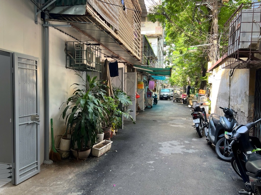 Bán nhà Khuất Duy Tiến - diện tích 15m2 2 tầng - ô tô tránh - giá 1,4 tỷ