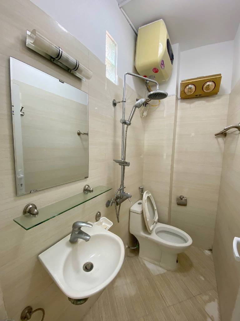 Bán nhà ngõ Văn Chương - diện tích 32,5m2 5 tầng - Mặt ngõ thẳng tắp, gần hồ Văn Chương - giá 8,8 tỷ