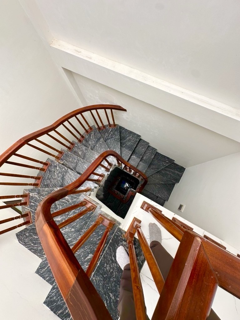 Bán nhà Bằng Liệt - diện tích 40.3m2 5 tầng - ô tô tránh - giá 11,2 tỷ