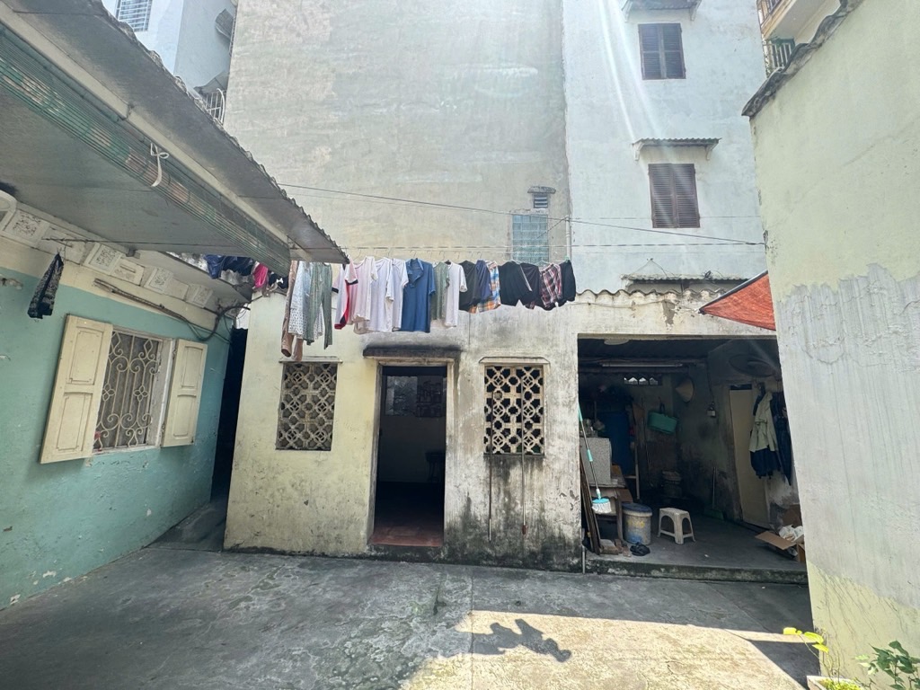 Bán nhà Đê La Thành Nhỏ - diện tích 72.5m2 1 tầng - Mảnh đất vàng còn sót lại trung tâm Đống Đa - giá 17,5 tỷ