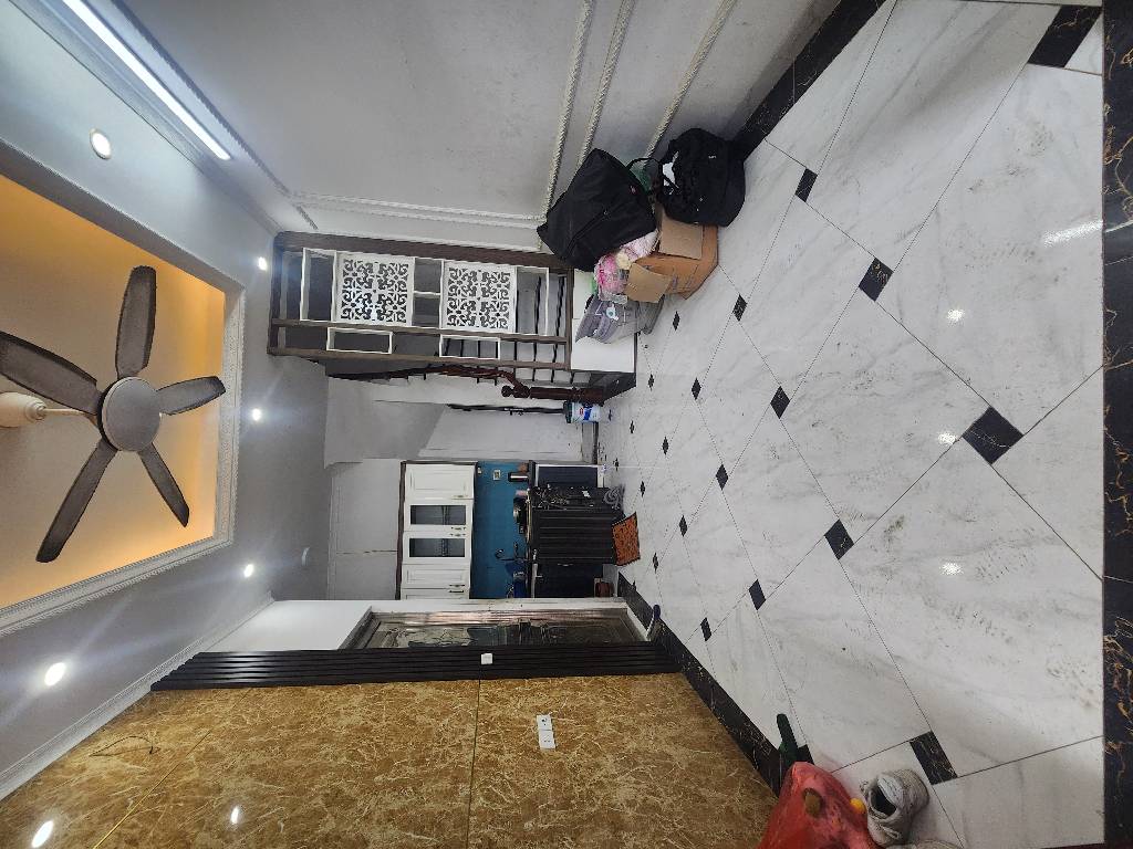 Bán nhà Nguyễn Khoái - diện tích 30m2 5 tầng - ô tô đỗ cửa - giá 6,35 tỷ