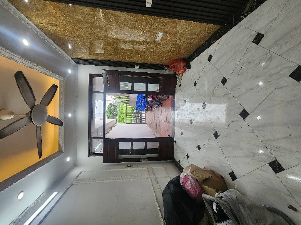 Bán nhà Nguyễn Khoái - diện tích 30m2 5 tầng - ô tô đỗ cửa - giá 6,35 tỷ