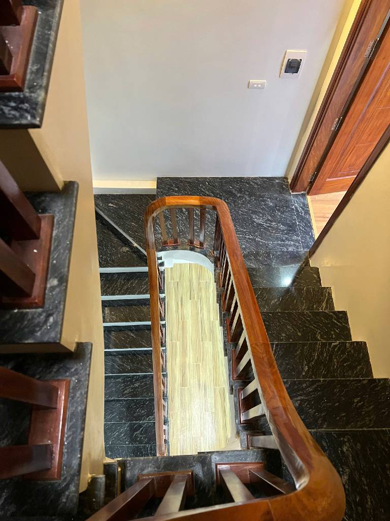 Bán nhà Đê La Thành - diện tích 51m2 5 tầng - 8 phòng cho thuê - giá 13,2 tỷ