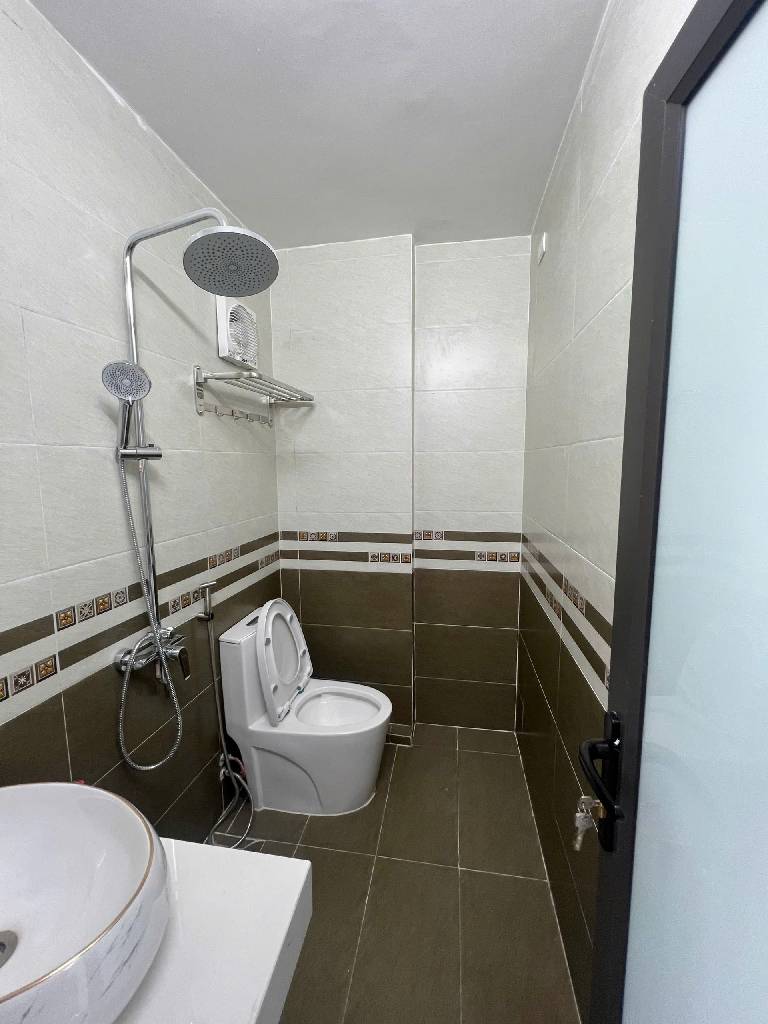 Bán nhà Đê La Thành - diện tích 51m2 5 tầng - 8 phòng cho thuê - giá 13,2 tỷ