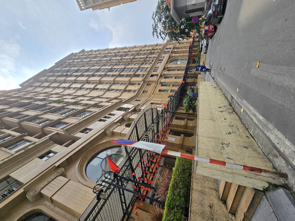 Bán nhà Hoàng Cầu - diện tích 126.1m2 1 tầng - Chung cư cao cấp - giá 18 tỷ