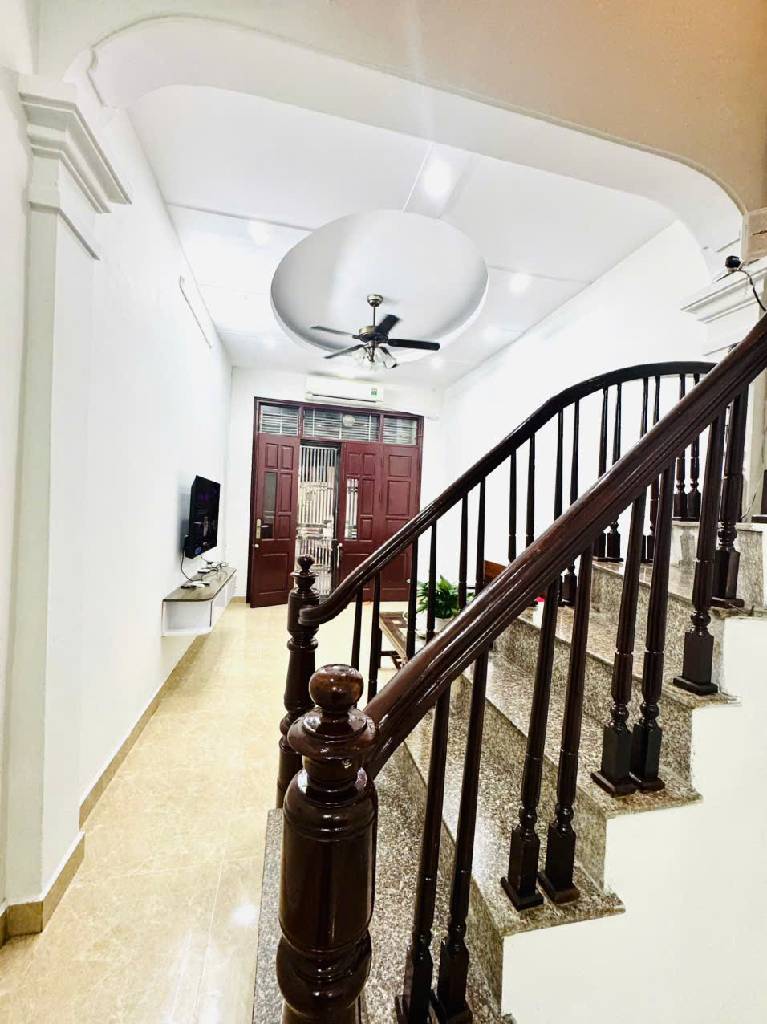 Bán nhà Trương Định - diện tích 34m2 5 tầng - Ngõ thông - giá 9,6 tỷ