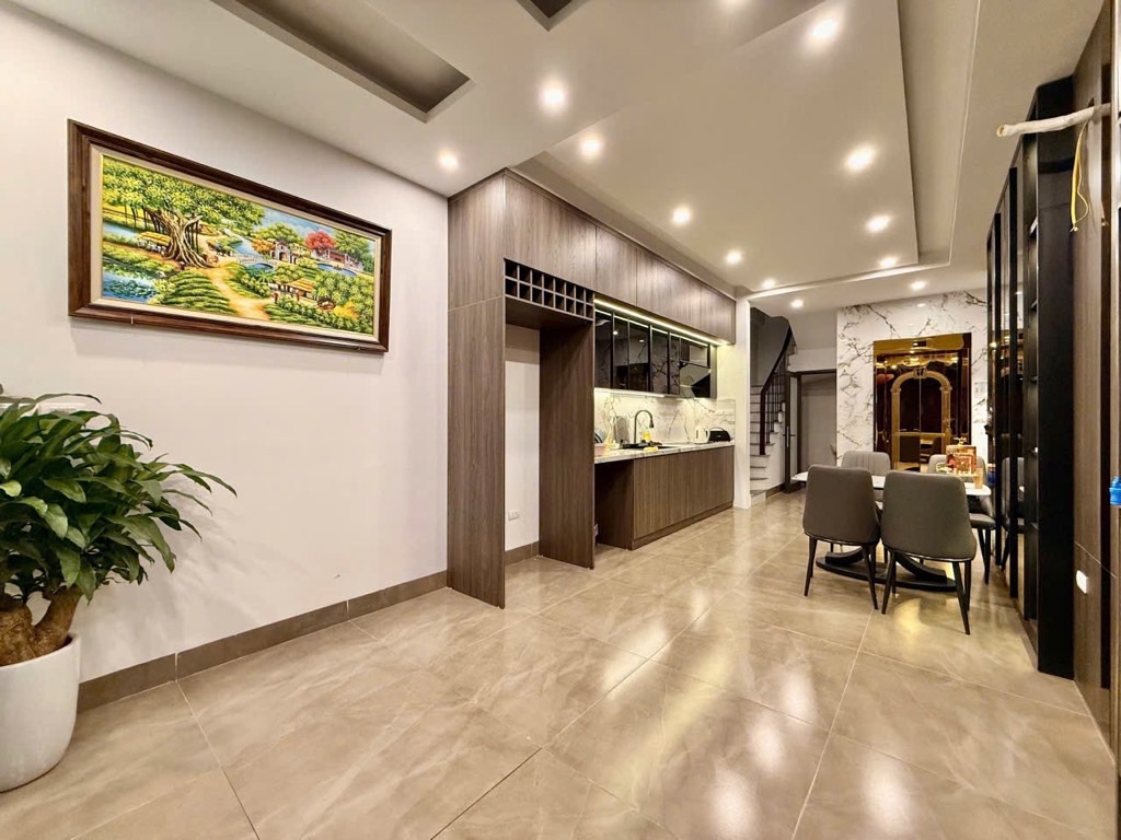 Bán nhà Tân Mai - diện tích 40m2 5 tầng - Ô TÔ ĐỖ CÁCH NHÀ 5M - giá 11,8 tỷ