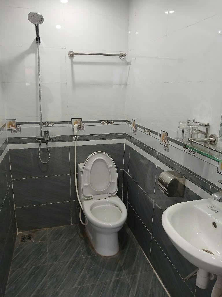 Bán nhà Lĩnh Nam - diện tích 66.1m2 5 tầng - Ngõ thông ô tô tránh - giá 15,8 tỷ