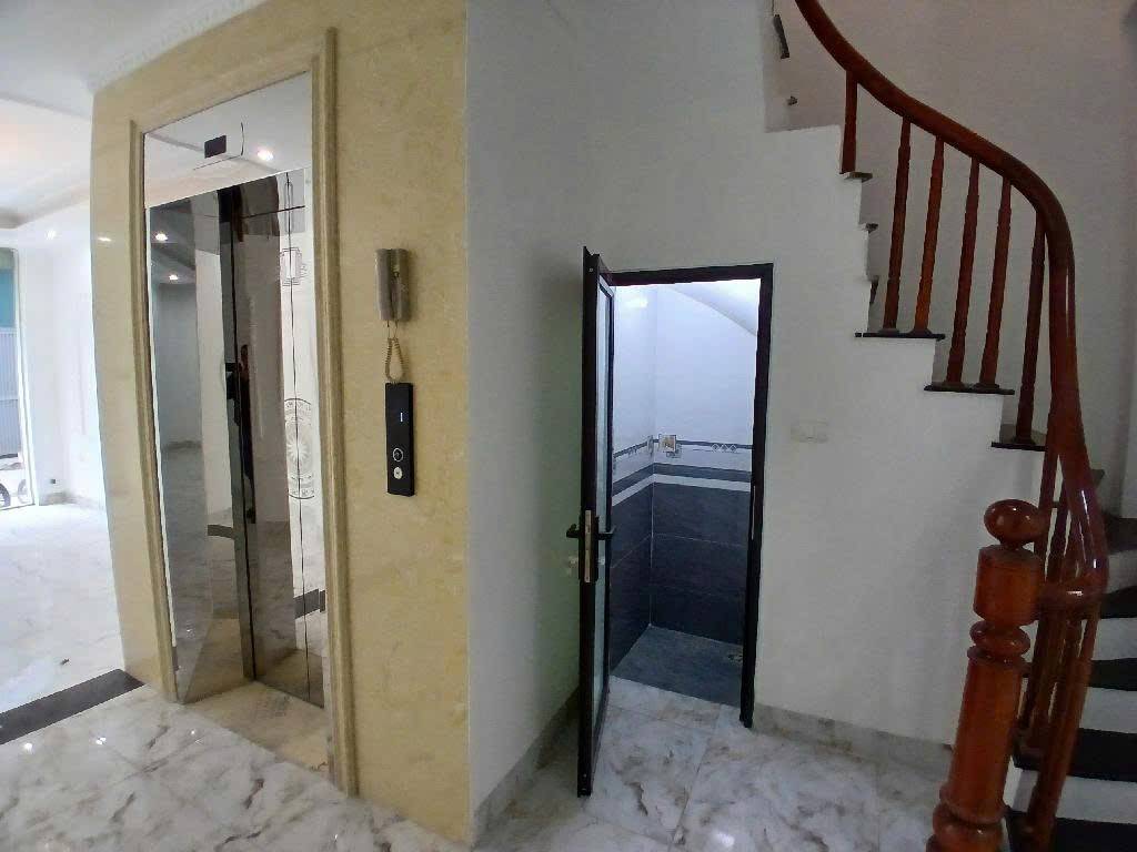 Bán nhà Lĩnh Nam - diện tích 66.1m2 5 tầng - Ngõ thông ô tô tránh - giá 15,8 tỷ