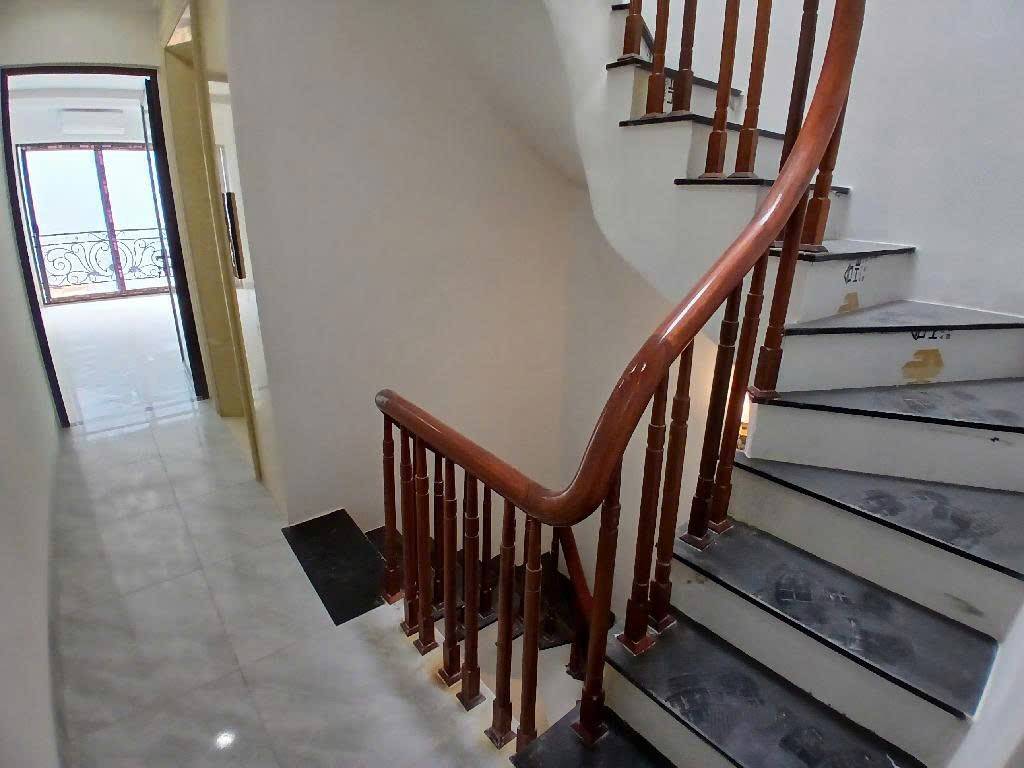 Bán nhà Lĩnh Nam - diện tích 66.1m2 5 tầng - Ngõ thông ô tô tránh - giá 15,8 tỷ