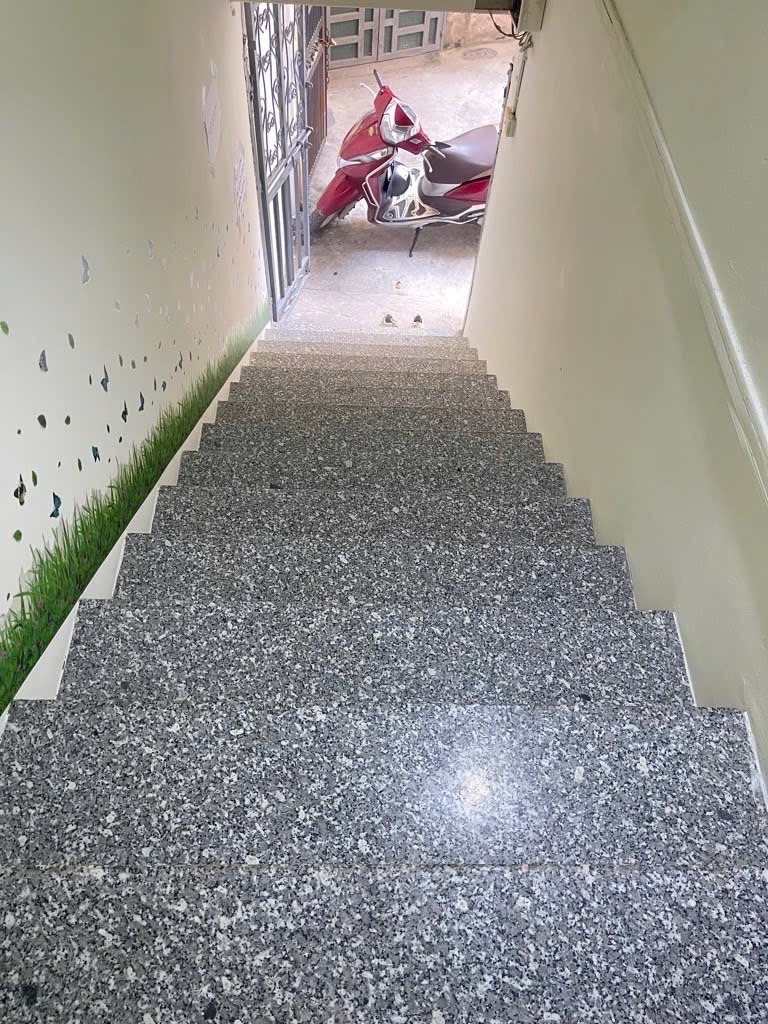 Bán nhà Mai Động - diện tích 180m2 2 tầng - Nhà TT sát mặt phố - giá 5,5 tỷ