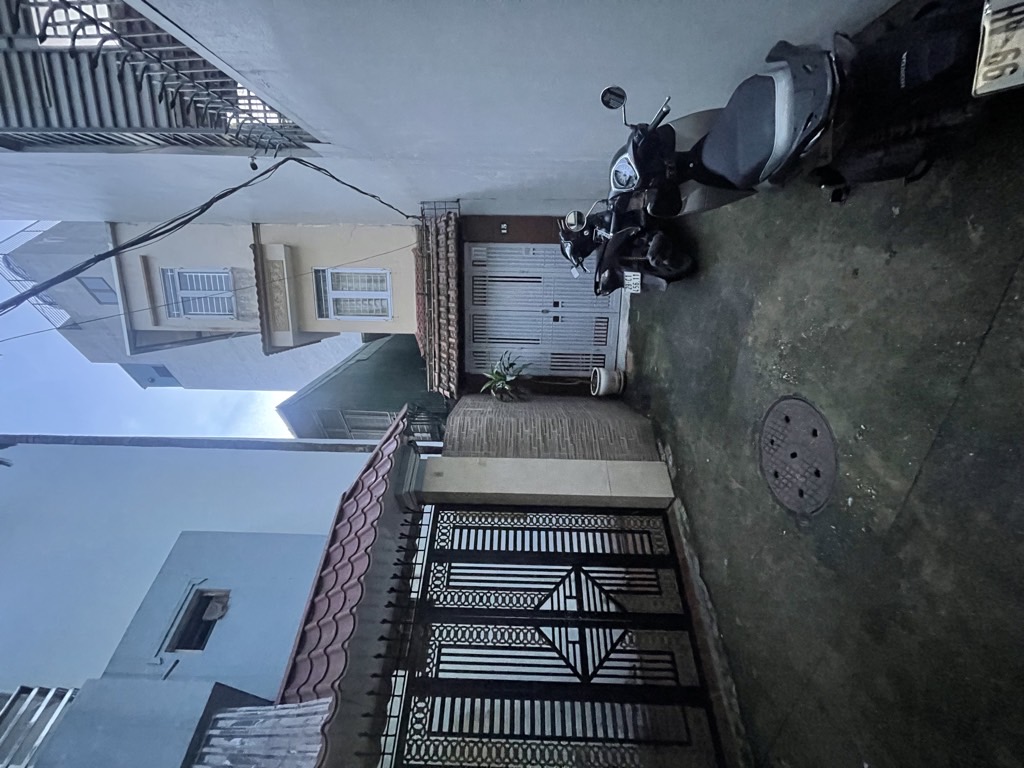 Bán nhà Quỳnh Mai - diện tích 80m2 3 tầng - Ô tô nhỏ vào nhà - giá 16 tỷ