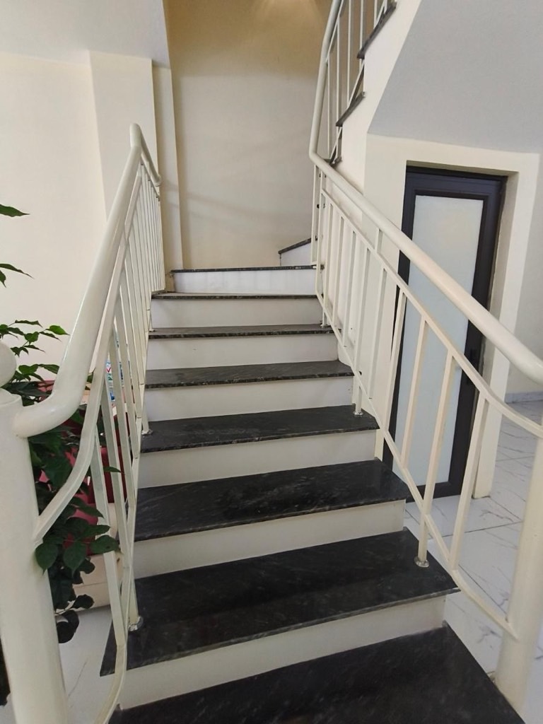 Bán nhà Nguyễn Chính - diện tích 36m2 2 tầng - Ô TÔ ĐỖ CỬA - giá 3,8 tỷ