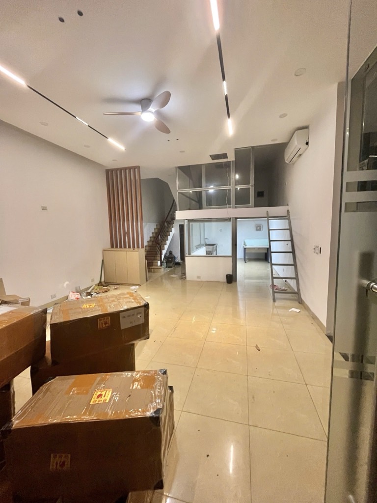 Bán nhà Lĩnh Nam - diện tích 76m2 5 tầng - LÔ GÓC - giá 23,5 tỷ