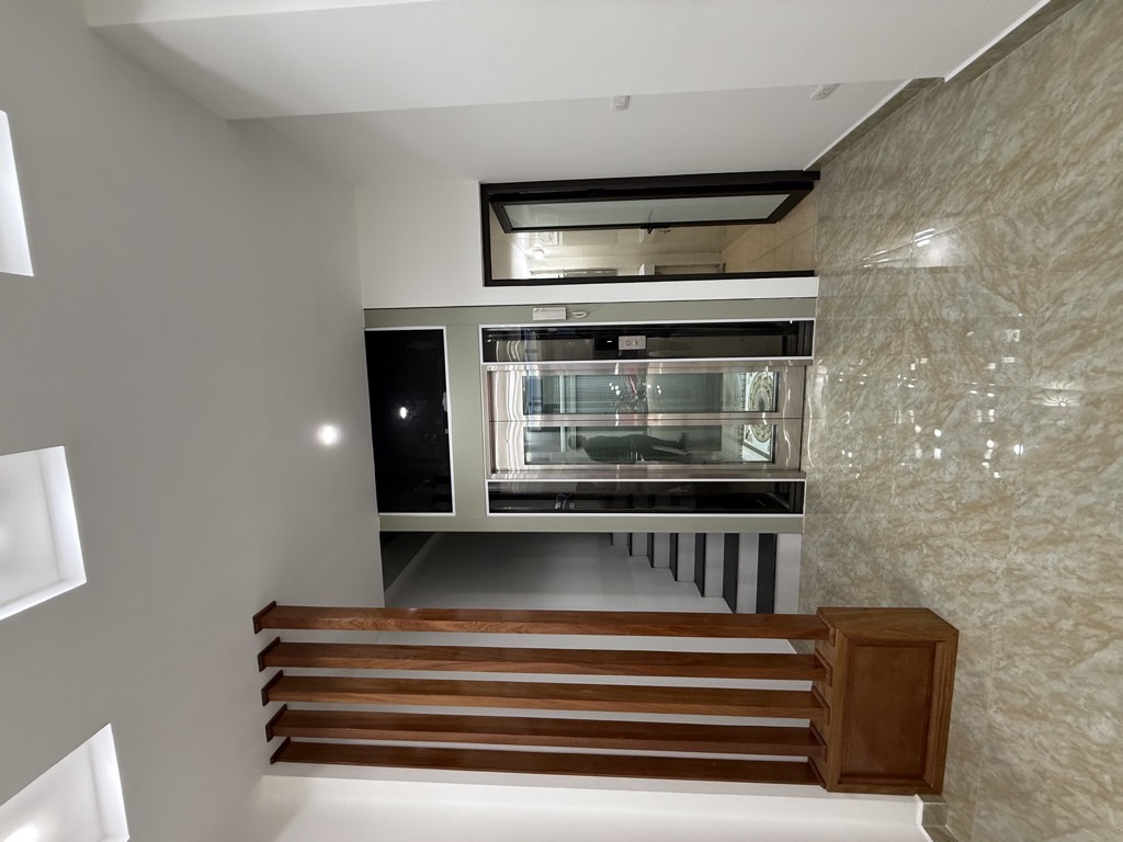 Bán nhà Lĩnh Nam - diện tích 35m2 6 tầng - ô tô vào trong nhà - giá 12,5 tỷ