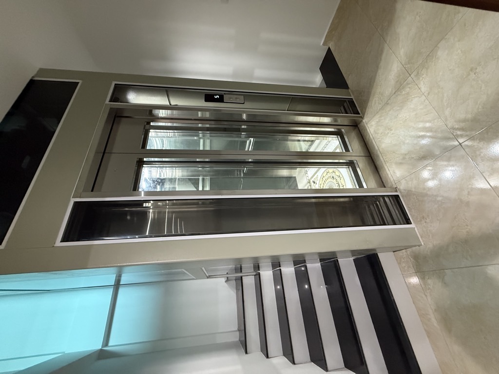 Bán nhà Lĩnh Nam - diện tích 35m2 6 tầng - ô tô vào trong nhà - giá 12,5 tỷ