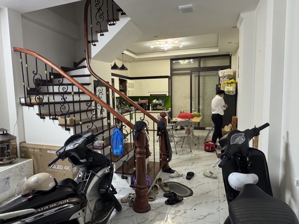 Bán nhà Ngõ Thống Nhất - diện tích 42.2m2 5 tầng - Sổ đỏ chính chủ - giá 12 tỷ