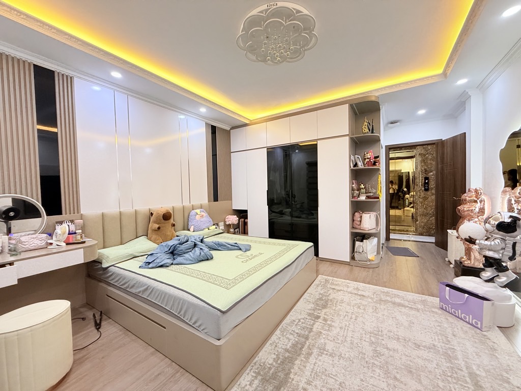 Bán nhà Tương Mai - diện tích 42m2 7 tầng - Đẹp lung linh, chỉ việc sách vali về ở - giá 15,7 tỷ